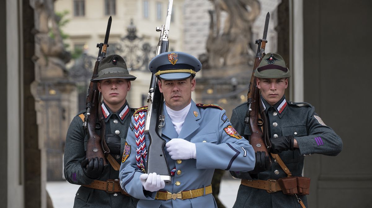 Ruská nebo francouzská uniforma? V čem se kdysi hlídal Pražský hrad